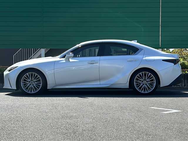 レクサス ＩＳ 300h バージョンL 茨城県 2023(令5)年 3万km パール 10インチ純正SDナビ(Bluetooth/バックカメラ/フルセグTV)/アダプティブクルーズコントロール/パワーシート/シートヒーター/エアシート/ドライブレコーダー/ETC2.0/横滑り防止装置/コーナーセンサー/オートマチックハイビーム/LEDオートライト/レーンキープアシスト/サイドエアバッグ/MTモード付AT/冷房AAC/純正フロアマット/19インチ純正アルミホイール