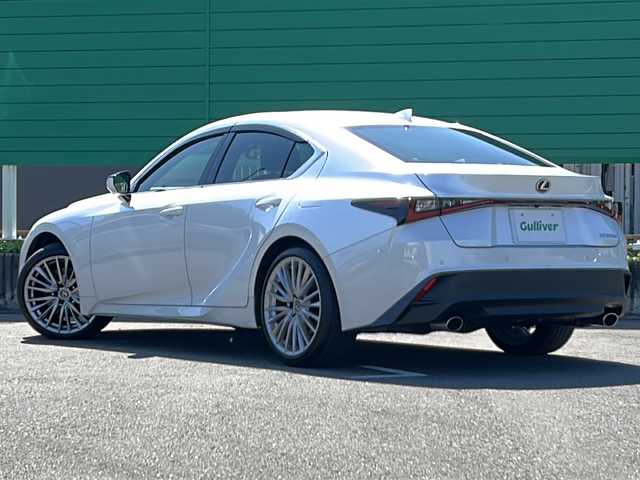 レクサス ＩＳ 300h バージョンL 茨城県 2023(令5)年 3万km パール 10インチ純正SDナビ(Bluetooth/バックカメラ/フルセグTV)/アダプティブクルーズコントロール/パワーシート/シートヒーター/エアシート/ドライブレコーダー/ETC2.0/横滑り防止装置/コーナーセンサー/オートマチックハイビーム/LEDオートライト/レーンキープアシスト/サイドエアバッグ/MTモード付AT/冷房AAC/純正フロアマット/19インチ純正アルミホイール