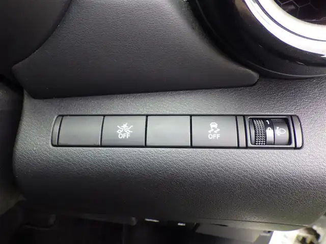 日産 キックス X 千葉県 2020(令2)年 4.8万km ブリリアントホワイトパール/ピュアブラック 2トーン エマージェンシーブレーキ/プロパイロット/インテリジェントルームミラー/純正SDナビ/地デジTV/【DVD/CD再生機能】/バックカメラ/ドライブレコーダー/ETC/LEDヘッドライト/フォグライト/ウインカーミラー/コーナーセンサー/純正17インチアルミホイル/サイド/カーテンエアバッグ/インテリジェントキー