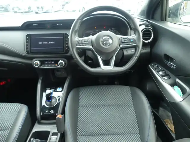 日産 キックス X 千葉県 2020(令2)年 4.8万km ブリリアントホワイトパール/ピュアブラック 2トーン エマージェンシーブレーキ/プロパイロット/インテリジェントルームミラー/純正SDナビ/地デジTV/【DVD/CD再生機能】/バックカメラ/ドライブレコーダー/ETC/LEDヘッドライト/フォグライト/ウインカーミラー/コーナーセンサー/純正17インチアルミホイル/サイド/カーテンエアバッグ/インテリジェントキー