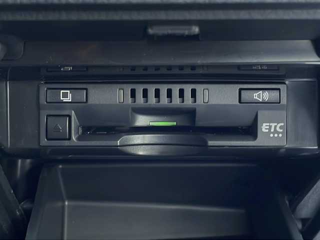 トヨタ カムリ WS 山口県 2018(平30)年 3.6万km プラチナホワイトパールマイカ 純正ナビ【NSCD-W66】/・AM/FM/CD/AUX/・Bluetooth/・ワンセグテレビ/バックカメラ/ETC/ドライブレコーダー/パドルシフト/トヨタセーフティセンス/・プリクラッシュセーフティ/・レーントレーシングアシスト/・レーダークルーズコントロール/・オートマチックハイビーム/・ロードサインアシスト/・ブラインドスポットモニター/・クリアランスソナー/D席パワーシート/純正LEDヘッドライト/純正フロアマット/純正18インチAW