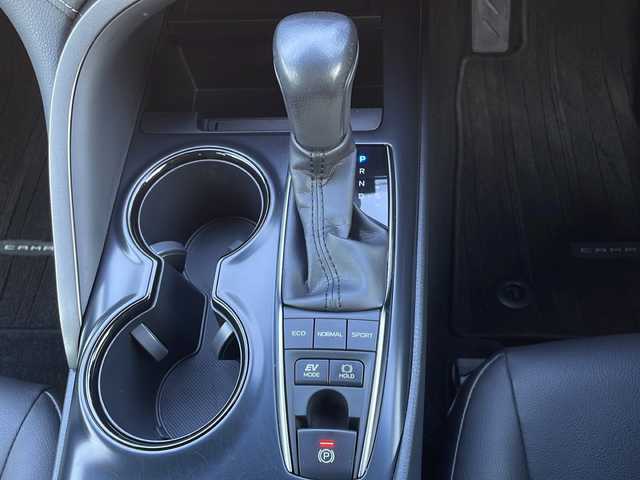 トヨタ カムリ WS 山口県 2018(平30)年 3.6万km プラチナホワイトパールマイカ 純正ナビ【NSCD-W66】/・AM/FM/CD/AUX/・Bluetooth/・ワンセグテレビ/バックカメラ/ETC/ドライブレコーダー/パドルシフト/トヨタセーフティセンス/・プリクラッシュセーフティ/・レーントレーシングアシスト/・レーダークルーズコントロール/・オートマチックハイビーム/・ロードサインアシスト/・ブラインドスポットモニター/・クリアランスソナー/D席パワーシート/純正LEDヘッドライト/純正フロアマット/純正18インチAW