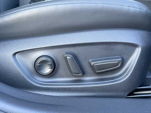 トヨタ カムリ WS 山口県 2018(平30)年 3.6万km プラチナホワイトパールマイカ 純正ナビ【NSCD-W66】/・AM/FM/CD/AUX/・Bluetooth/・ワンセグテレビ/バックカメラ/ETC/ドライブレコーダー/パドルシフト/トヨタセーフティセンス/・プリクラッシュセーフティ/・レーントレーシングアシスト/・レーダークルーズコントロール/・オートマチックハイビーム/・ロードサインアシスト/・ブラインドスポットモニター/・クリアランスソナー/D席パワーシート/純正LEDヘッドライト/純正フロアマット/純正18インチAW