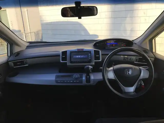 ホンダ フリード ハイブリット 栃木県 2012(平24)年 7万km プレミアムホワイトパール 株)IDOMが運営する【じしゃロン小山店】の自社ローン専用車両になります。こちらは現金またはオートローンご利用時の価格です。自社ローンご希望の方は別途その旨お申付け下さい//禁煙車/純正フルセグナビ/（CD/DVD/AM/FMラジオ）/(Bluetooth)/リモコンキー/ＥＴＣ/片側パワースライドドア/電動格納ドアミラー/パワーウインドウ/防眩ミラー