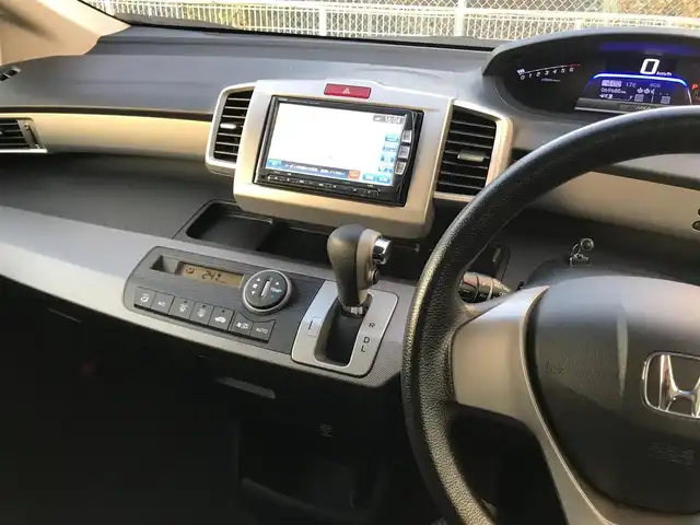 ホンダ フリード ハイブリット 栃木県 2012(平24)年 7万km プレミアムホワイトパール 株)IDOMが運営する【じしゃロン小山店】の自社ローン専用車両になります。こちらは現金またはオートローンご利用時の価格です。自社ローンご希望の方は別途その旨お申付け下さい//禁煙車/純正フルセグナビ/（CD/DVD/AM/FMラジオ）/(Bluetooth)/リモコンキー/ＥＴＣ/片側パワースライドドア/電動格納ドアミラー/パワーウインドウ/防眩ミラー