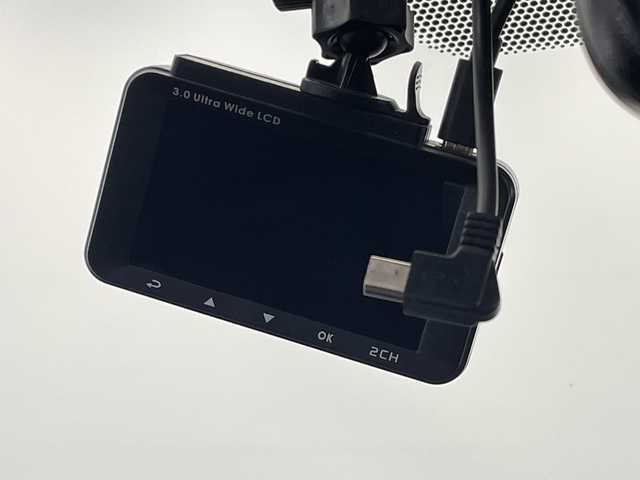 トヨタ プリウス A プレミアム 栃木県 2019(令1)年 2.3万km スティールブロンドM 純正ナビ/（CD/Bluetooth/USB/ワンセグTV）/バックカメラ/社外フルエアロ/トヨタセーフティセンス/クリアランスソナー/ブラインドスポットモニター/リヤクロストラフィックオートアラート/ヘッドアップディスプレイ/ビルトインETC/前後ドライブレコーダー/合皮シート/パワーシート/シートエアコン/シートヒーター/LEDヘッドライト/LEDフォグ/LEDデイライト/スマートキー/プッシュスタート/ステアリングスイッチ/革巻きステアリング/電動格納ミラー/純正アルミホイール/純正フロアマット