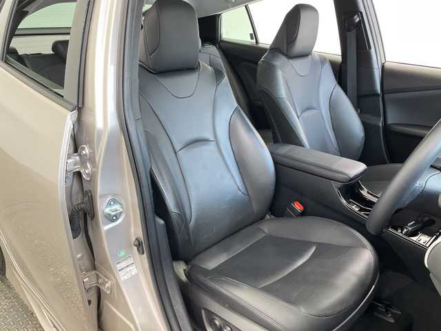 トヨタ プリウス A プレミアム 栃木県 2019(令1)年 2.3万km スティールブロンドM 純正ナビ/（CD/Bluetooth/USB/ワンセグTV）/バックカメラ/社外フルエアロ/トヨタセーフティセンス/クリアランスソナー/ブラインドスポットモニター/リヤクロストラフィックオートアラート/ヘッドアップディスプレイ/ビルトインETC/前後ドライブレコーダー/合皮シート/パワーシート/シートエアコン/シートヒーター/LEDヘッドライト/LEDフォグ/LEDデイライト/スマートキー/プッシュスタート/ステアリングスイッチ/革巻きステアリング/電動格納ミラー/純正アルミホイール/純正フロアマット