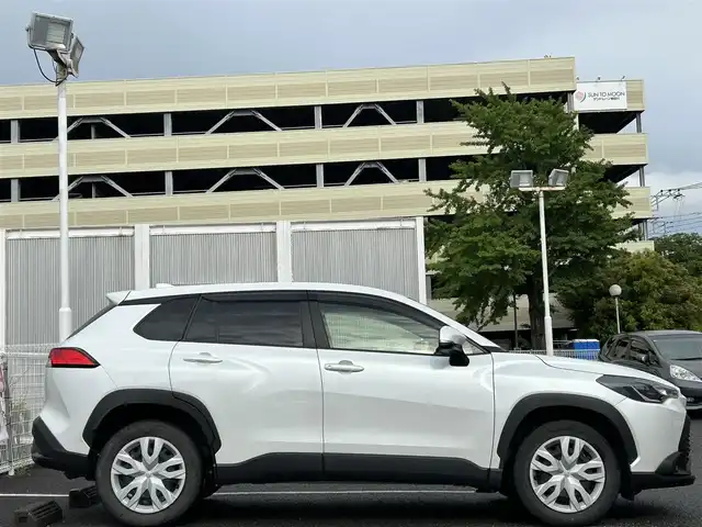 トヨタ カローラ クロス G 静岡県 2022(令4)年 2.6万km パール ~JBLサウンド~/ユーザー買取車両/ワンオーナー/純正ディスプレイオーディオ/純正LEDヘッドライト/純正LEDフォグランプ/プリクラッシュセーフティシステム/レーダークルーズコントロール/ドライブレコーダー/バックカメラ/コーナーセンサー/オートホールド/ビルトインETC/横すべり防止/プッシュスタート/Bluetooth/オートマハイビーム/USB端子/新車時保証書/取扱説明書/スペアキー×1