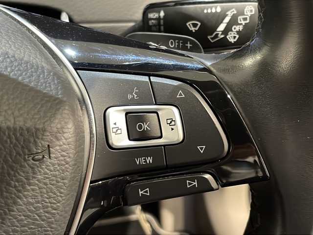 フォルクスワーゲン ゴルフ TSI ハイライン マイスター 新潟県 2019(令1)年 3.5万km ディープブラックパールエフェクト 特別仕様車”ハイラインマイスター”/-ディナウディオプレミアムサウンドシステム/-駐車支援システムパークアシスト/-パークディスタンスコントロール/-オプティカルパーキングブレーキシステム/-レザーシート /-メモリ付きパワーシート/-ランバーサポート/-シートヒーター/-専用デザイン17インチアルミホイール/9.2インチ純正インフォテイメントシステム（ナビ/TV/BT)/バックカメラ/アクティブクルーズコントロール/プリクラッシュブレーキシステム/レーンキープアシストシステム/ブラインドスポットディテクション/疲労検知システム/プロアクティブ・オキュパント・プロテクション/デジタルメータークラスター/純正フロアマット/ETC2.0