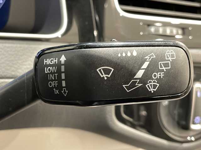 フォルクスワーゲン ゴルフ TSI ハイライン マイスター 新潟県 2019(令1)年 3.5万km ディープブラックパールエフェクト 特別仕様車”ハイラインマイスター”/-ディナウディオプレミアムサウンドシステム/-駐車支援システムパークアシスト/-パークディスタンスコントロール/-オプティカルパーキングブレーキシステム/-レザーシート /-メモリ付きパワーシート/-ランバーサポート/-シートヒーター/-専用デザイン17インチアルミホイール/9.2インチ純正インフォテイメントシステム（ナビ/TV/BT)/バックカメラ/アクティブクルーズコントロール/プリクラッシュブレーキシステム/レーンキープアシストシステム/ブラインドスポットディテクション/疲労検知システム/プロアクティブ・オキュパント・プロテクション/デジタルメータークラスター/純正フロアマット/ETC2.0