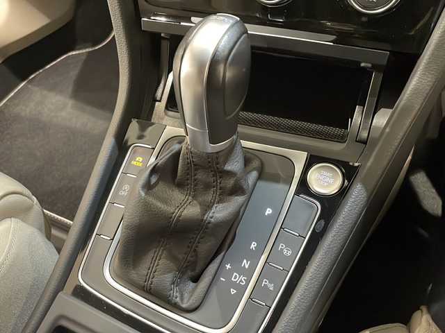 フォルクスワーゲン ゴルフ TSI ハイライン マイスター 新潟県 2019(令1)年 3.5万km ディープブラックパールエフェクト 特別仕様車”ハイラインマイスター”/-ディナウディオプレミアムサウンドシステム/-駐車支援システムパークアシスト/-パークディスタンスコントロール/-オプティカルパーキングブレーキシステム/-レザーシート /-メモリ付きパワーシート/-ランバーサポート/-シートヒーター/-専用デザイン17インチアルミホイール/9.2インチ純正インフォテイメントシステム（ナビ/TV/BT)/バックカメラ/アクティブクルーズコントロール/プリクラッシュブレーキシステム/レーンキープアシストシステム/ブラインドスポットディテクション/疲労検知システム/プロアクティブ・オキュパント・プロテクション/デジタルメータークラスター/純正フロアマット/ETC2.0