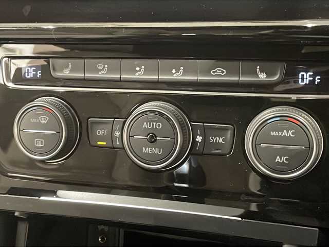 フォルクスワーゲン ゴルフ TSI ハイライン マイスター 新潟県 2019(令1)年 3.5万km ディープブラックパールエフェクト 特別仕様車”ハイラインマイスター”/-ディナウディオプレミアムサウンドシステム/-駐車支援システムパークアシスト/-パークディスタンスコントロール/-オプティカルパーキングブレーキシステム/-レザーシート /-メモリ付きパワーシート/-ランバーサポート/-シートヒーター/-専用デザイン17インチアルミホイール/9.2インチ純正インフォテイメントシステム（ナビ/TV/BT)/バックカメラ/アクティブクルーズコントロール/プリクラッシュブレーキシステム/レーンキープアシストシステム/ブラインドスポットディテクション/疲労検知システム/プロアクティブ・オキュパント・プロテクション/デジタルメータークラスター/純正フロアマット/ETC2.0