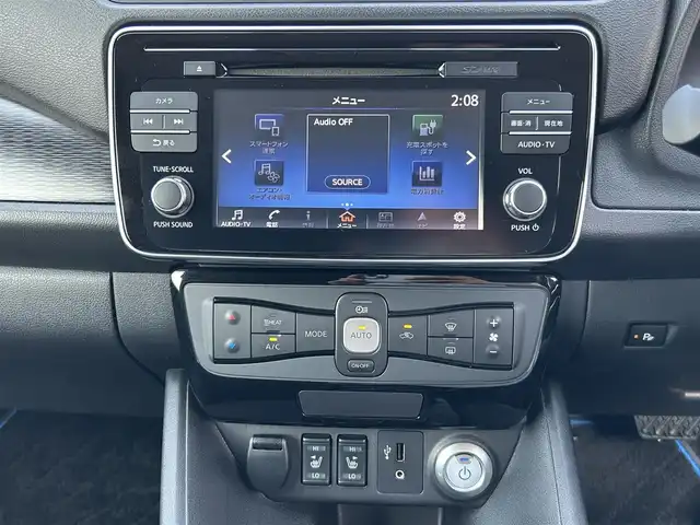 日産 リーフ X 10万台記念車 群馬県 2018(平30)年 5.7万km ブリリアントホワイトパール 純正SDナビ/CD・DVD・BT/USB・フルセグTV/バックカメラ/ビルトインETC/追従クルーズコントロール/前席シートヒーター/ステアリングヒーター/プロパイロット/横滑り防止装置/レーンキープアシスト/衝突軽減ブレーキ/純正アルミホイール/純正フロアマット/スペアキー