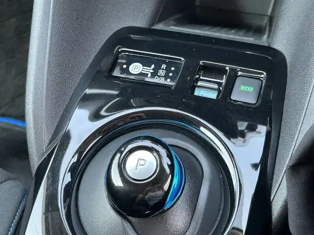 日産 リーフ X 10万台記念車 群馬県 2018(平30)年 5.7万km ブリリアントホワイトパール 純正SDナビ/CD・DVD・BT/USB・フルセグTV/バックカメラ/ビルトインETC/追従クルーズコントロール/前席シートヒーター/ステアリングヒーター/プロパイロット/横滑り防止装置/レーンキープアシスト/衝突軽減ブレーキ/純正アルミホイール/純正フロアマット/スペアキー