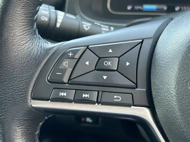日産 リーフ X 10万台記念車 群馬県 2018(平30)年 5.7万km ブリリアントホワイトパール 純正SDナビ/CD・DVD・BT/USB・フルセグTV/バックカメラ/ビルトインETC/追従クルーズコントロール/前席シートヒーター/ステアリングヒーター/プロパイロット/横滑り防止装置/レーンキープアシスト/衝突軽減ブレーキ/純正アルミホイール/純正フロアマット/スペアキー