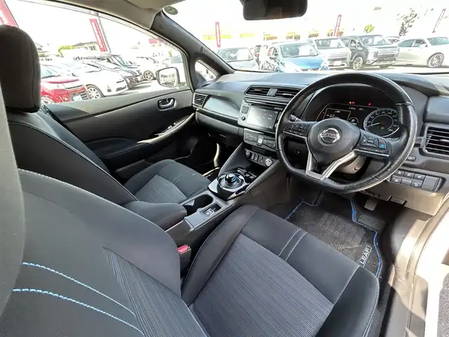 日産 リーフ X 10万台記念車 群馬県 2018(平30)年 5.7万km ブリリアントホワイトパール 純正SDナビ/CD・DVD・BT/USB・フルセグTV/バックカメラ/ビルトインETC/追従クルーズコントロール/前席シートヒーター/ステアリングヒーター/プロパイロット/横滑り防止装置/レーンキープアシスト/衝突軽減ブレーキ/純正アルミホイール/純正フロアマット/スペアキー