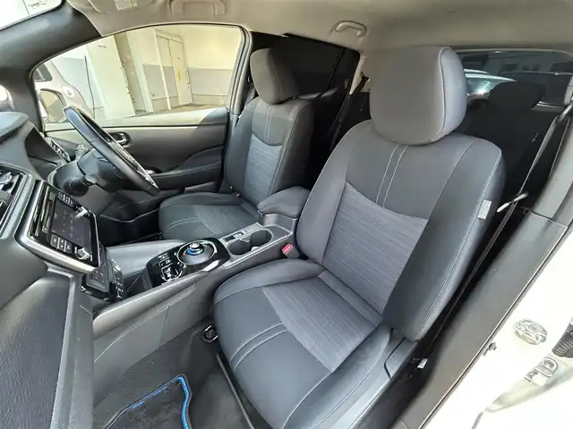 日産 リーフ X 10万台記念車 群馬県 2018(平30)年 5.7万km ブリリアントホワイトパール 純正SDナビ/CD・DVD・BT/USB・フルセグTV/バックカメラ/ビルトインETC/追従クルーズコントロール/前席シートヒーター/ステアリングヒーター/プロパイロット/横滑り防止装置/レーンキープアシスト/衝突軽減ブレーキ/純正アルミホイール/純正フロアマット/スペアキー
