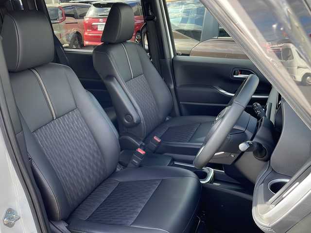 トヨタ ノア ハイブリッド S－Z 道北・旭川 2023(令5)年 0.8万km ホワイトパールクリスタルシャイン /寒冷地仕様//ワンオーナー//純正ディスプレイオーディオナビ/CD/DVD/BT/USB/TV//両側パワースライドドア//ユニバーサルステップ//HUD//クリアランスソナー//セーフティセンス/LDA/BSM/PCS/PDA/LCA/RCTA/PKSB/SEA/RSA/FCTA/レーダークルーズコントロール/オートハイビーム//バックカメラ//禁煙車//4WD//前席シートヒーター//LEDヘッドライト//オートライト//ビルトインETC//ドライブレコーダー//AC100V充電//革巻きステアリング//ステアリングリモコン//ドライブレコーダー//横滑り防止//取扱説明書//保証書//ドアバイザー//社外AW付冬タイヤ積込