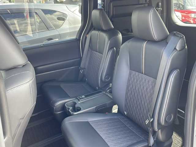 トヨタ ノア ハイブリッド S－Z 道北・旭川 2023(令5)年 0.8万km ホワイトパールクリスタルシャイン /寒冷地仕様//ワンオーナー//純正ディスプレイオーディオナビ/CD/DVD/BT/USB/TV//両側パワースライドドア//ユニバーサルステップ//HUD//クリアランスソナー//セーフティセンス/LDA/BSM/PCS/PDA/LCA/RCTA/PKSB/SEA/RSA/FCTA/レーダークルーズコントロール/オートハイビーム//バックカメラ//禁煙車//4WD//前席シートヒーター//LEDヘッドライト//オートライト//ビルトインETC//ドライブレコーダー//AC100V充電//革巻きステアリング//ステアリングリモコン//ドライブレコーダー//横滑り防止//取扱説明書//保証書//ドアバイザー//社外AW付冬タイヤ積込