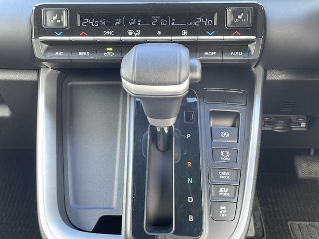 トヨタ ノア ハイブリッド S－Z 道北・旭川 2023(令5)年 0.8万km ホワイトパールクリスタルシャイン /寒冷地仕様//ワンオーナー//純正ディスプレイオーディオナビ/CD/DVD/BT/USB/TV//両側パワースライドドア//ユニバーサルステップ//HUD//クリアランスソナー//セーフティセンス/LDA/BSM/PCS/PDA/LCA/RCTA/PKSB/SEA/RSA/FCTA/レーダークルーズコントロール/オートハイビーム//バックカメラ//禁煙車//4WD//前席シートヒーター//LEDヘッドライト//オートライト//ビルトインETC//ドライブレコーダー//AC100V充電//革巻きステアリング//ステアリングリモコン//ドライブレコーダー//横滑り防止//取扱説明書//保証書//ドアバイザー//社外AW付冬タイヤ積込