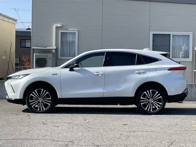 トヨタ ハリアー ＰＨＥＶ Z 青森県 2023(令5)年 2.8万km プラチナホワイトパールマイカ ワンオーナー/4WD/トヨタセーフティセンス/・プリクラッシュセーフティ/・レーントレーシングアシスト/・レーダークルーズコントロール/・アダプティブハイビームシステム/・ロードサインアシスト/・ドライバー異常対応システム/・プロアクティブドライビングアシスト/・発進遅れ告知機能/・ブラインドスポットモニター/・パーキングサポートブレーキ/純正ナビ/【AM/FM/BT/Miracast/USB】/フルセグTV/JBLサウンド/パノラミックビューモニター/調光パノラマルーフ/ステアリングヒーター/シートヒーター/エアーシート/パワーシート/寒冷地仕様/ETC2.0/純正19インチAW/取扱説明書/保証書