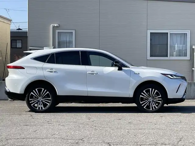トヨタ ハリアー ＰＨＥＶ Z 青森県 2023(令5)年 2.8万km プラチナホワイトパールマイカ ワンオーナー/4WD/トヨタセーフティセンス/・プリクラッシュセーフティ/・レーントレーシングアシスト/・レーダークルーズコントロール/・アダプティブハイビームシステム/・ロードサインアシスト/・ドライバー異常対応システム/・プロアクティブドライビングアシスト/・発進遅れ告知機能/・ブラインドスポットモニター/・パーキングサポートブレーキ/純正ナビ/【AM/FM/BT/Miracast/USB】/フルセグTV/JBLサウンド/パノラミックビューモニター/調光パノラマルーフ/ステアリングヒーター/シートヒーター/エアーシート/パワーシート/寒冷地仕様/ETC2.0/純正19インチAW/取扱説明書/保証書