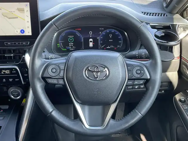 トヨタ ハリアー ＰＨＥＶ Z 青森県 2023(令5)年 2.8万km プラチナホワイトパールマイカ ワンオーナー/4WD/トヨタセーフティセンス/・プリクラッシュセーフティ/・レーントレーシングアシスト/・レーダークルーズコントロール/・アダプティブハイビームシステム/・ロードサインアシスト/・ドライバー異常対応システム/・プロアクティブドライビングアシスト/・発進遅れ告知機能/・ブラインドスポットモニター/・パーキングサポートブレーキ/純正ナビ/【AM/FM/BT/Miracast/USB】/フルセグTV/JBLサウンド/パノラミックビューモニター/調光パノラマルーフ/ステアリングヒーター/シートヒーター/エアーシート/パワーシート/寒冷地仕様/ETC2.0/純正19インチAW/取扱説明書/保証書