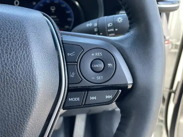 トヨタ ハリアー ＰＨＥＶ Z 青森県 2023(令5)年 2.8万km プラチナホワイトパールマイカ ワンオーナー/4WD/トヨタセーフティセンス/・プリクラッシュセーフティ/・レーントレーシングアシスト/・レーダークルーズコントロール/・アダプティブハイビームシステム/・ロードサインアシスト/・ドライバー異常対応システム/・プロアクティブドライビングアシスト/・発進遅れ告知機能/・ブラインドスポットモニター/・パーキングサポートブレーキ/純正ナビ/【AM/FM/BT/Miracast/USB】/フルセグTV/JBLサウンド/パノラミックビューモニター/調光パノラマルーフ/ステアリングヒーター/シートヒーター/エアーシート/パワーシート/寒冷地仕様/ETC2.0/純正19インチAW/取扱説明書/保証書