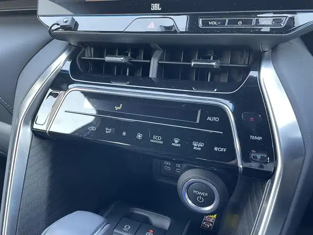 トヨタ ハリアー ＰＨＥＶ Z 青森県 2023(令5)年 2.8万km プラチナホワイトパールマイカ ワンオーナー/4WD/トヨタセーフティセンス/・プリクラッシュセーフティ/・レーントレーシングアシスト/・レーダークルーズコントロール/・アダプティブハイビームシステム/・ロードサインアシスト/・ドライバー異常対応システム/・プロアクティブドライビングアシスト/・発進遅れ告知機能/・ブラインドスポットモニター/・パーキングサポートブレーキ/純正ナビ/【AM/FM/BT/Miracast/USB】/フルセグTV/JBLサウンド/パノラミックビューモニター/調光パノラマルーフ/ステアリングヒーター/シートヒーター/エアーシート/パワーシート/寒冷地仕様/ETC2.0/純正19インチAW/取扱説明書/保証書