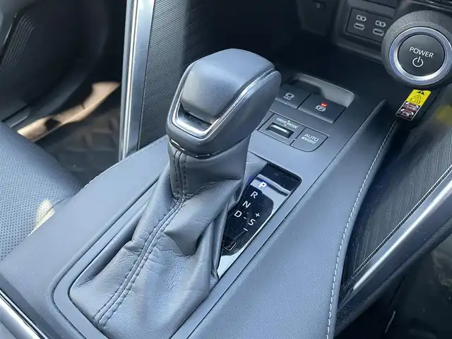 トヨタ ハリアー ＰＨＥＶ Z 青森県 2023(令5)年 2.8万km プラチナホワイトパールマイカ ワンオーナー/4WD/トヨタセーフティセンス/・プリクラッシュセーフティ/・レーントレーシングアシスト/・レーダークルーズコントロール/・アダプティブハイビームシステム/・ロードサインアシスト/・ドライバー異常対応システム/・プロアクティブドライビングアシスト/・発進遅れ告知機能/・ブラインドスポットモニター/・パーキングサポートブレーキ/純正ナビ/【AM/FM/BT/Miracast/USB】/フルセグTV/JBLサウンド/パノラミックビューモニター/調光パノラマルーフ/ステアリングヒーター/シートヒーター/エアーシート/パワーシート/寒冷地仕様/ETC2.0/純正19インチAW/取扱説明書/保証書