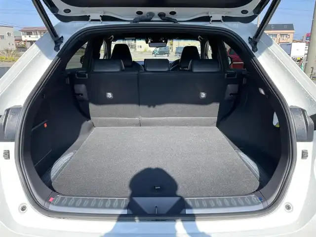 トヨタ ハリアー ＰＨＥＶ Z 青森県 2023(令5)年 2.8万km プラチナホワイトパールマイカ ワンオーナー/4WD/トヨタセーフティセンス/・プリクラッシュセーフティ/・レーントレーシングアシスト/・レーダークルーズコントロール/・アダプティブハイビームシステム/・ロードサインアシスト/・ドライバー異常対応システム/・プロアクティブドライビングアシスト/・発進遅れ告知機能/・ブラインドスポットモニター/・パーキングサポートブレーキ/純正ナビ/【AM/FM/BT/Miracast/USB】/フルセグTV/JBLサウンド/パノラミックビューモニター/調光パノラマルーフ/ステアリングヒーター/シートヒーター/エアーシート/パワーシート/寒冷地仕様/ETC2.0/純正19インチAW/取扱説明書/保証書