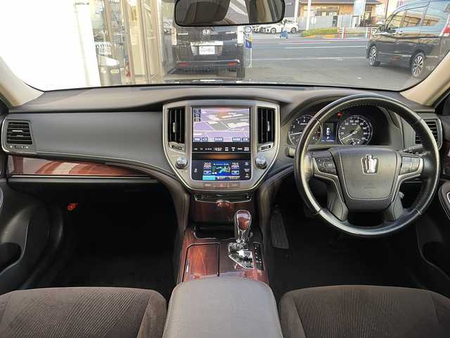 トヨタ クラウン ロイヤル ロイヤルサルーン 三重県 2014(平26)年 12.3万km ブラック (株)IDOMが運営する【じしゃロン四日市店】の自社ローン専用車両になります。こちらは現金またはオートローンご利用時の価格です。自社ローンご希望の方は別途その旨お申付け下さい/純正HDDナビ（CD/DVD/Bluetooth/AM/FM）/フルセグTV/純正16インチAW/クルーズコントロール/バックカメラ/全席パワーシート/スペアキー/ETC/オートライト/スマートキー