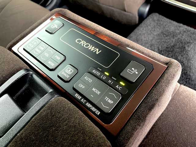 トヨタ クラウン ロイヤル ロイヤルサルーン 三重県 2014(平26)年 12.3万km ブラック (株)IDOMが運営する【じしゃロン四日市店】の自社ローン専用車両になります。こちらは現金またはオートローンご利用時の価格です。自社ローンご希望の方は別途その旨お申付け下さい/純正HDDナビ（CD/DVD/Bluetooth/AM/FM）/フルセグTV/純正16インチAW/クルーズコントロール/バックカメラ/全席パワーシート/スペアキー/ETC/オートライト/スマートキー