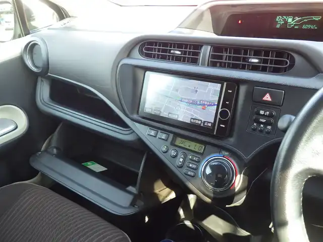 トヨタ アクア G 千葉県 2012(平24)年 6.1万km グレーメタリック 純正HDDナビ/地デジTV/【DVD/CD再生機能　Bluetooth接続】/バックカメラ/ETC/革巻きステアリング/LEDヘッドライト/フォグライト/ウインカーミラー/スマートキー