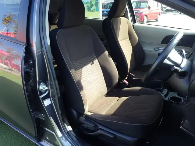 トヨタ アクア G 千葉県 2012(平24)年 6.1万km グレーメタリック 純正HDDナビ/地デジTV/【DVD/CD再生機能　Bluetooth接続】/バックカメラ/ETC/革巻きステアリング/LEDヘッドライト/フォグライト/ウインカーミラー/スマートキー