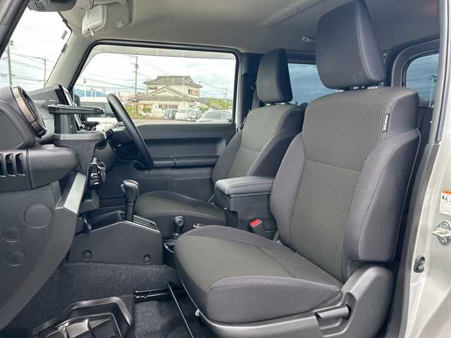 スズキ ジムニー シエラ JC 鹿児島県 2021(令3)年 5.7万km シルキーシルバーメタリック 4WD/デュアルセンサーブレーキサポートII/純正ナビ/　　CD/DVD/BT/フルセグ/バックカメラ/クルーズコントロール/LEDオートライト/シートヒーター/純正15インチアルミホイール/ルーフレール/ステアリングスイッチ/スマートキー/ETC