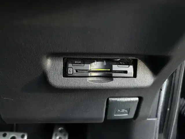 トヨタ プリウス S ツーリングセレ G’s 群馬県 2015(平27)年 13.2万km ブラック (株)IDOMが運営する【じしゃロン伊勢崎店】の自社ローン対象車両になります。こちらは現金ご利用時の価格です。/自社ローンご希望の方は別途その旨お申付け下さい。/アルパイン9型ナビ/CD/DVD/BlueTooth/SD/フルセグＴＶ/ＥＴＣ/オートライト/キセノンヘッドライト/Ｇ’ｓ純正18インチアルミ/プッシュスタート