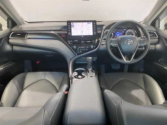トヨタ カムリ WSレザーパッケージ 岐阜県 2023(令5)年 0.7万km アティチュードブラックマイカ 後期モデル/ワンオーナー/JBLプレミアムサウンド（OP）/純正8インチディスプレイオーディオ/全方位カメラ（OP）/TVキャンセラー/トヨタセーフティセンス/・プリクラッシュセーフティ/・レーンディパーチャーアラート/・アダプティブハイビームシステム/・レーダークルーズコントロール/・リヤクロストラフィックアラート/カラーヘッドアップディスプレイ/ブラインドスポットモニター/インテリジェントクリアランスソナー/黒本革シート/前席パワーシート/前席シートヒーター/本革巻きステアリング/MTモードAT/パドルシフト/純正18インチAW/純正フロアマット/純正ビルトインETC