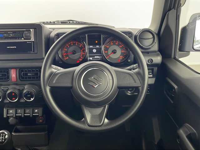 スズキ ジムニー XL 栃木県 2023(令5)年 2.6万km ミディアムグレー ワンオーナー/5MT/セーフティサポート/　デュアルカメラブレーキサポート/　ハイビームアシスト/　車線逸脱警報/　ふらつき警報/　先行車発進お知らせ/　標識認識/CDプレーヤー/ビルトインETC/シートヒーター(D/N席)/ハロゲンヘッドライト/フォグランプ/ドアバイザー/プッシュスタート/電動格納ドアミラー/スマートキー×2本/サイド+カーテンエアバッグ/保証書、取扱説明書付属