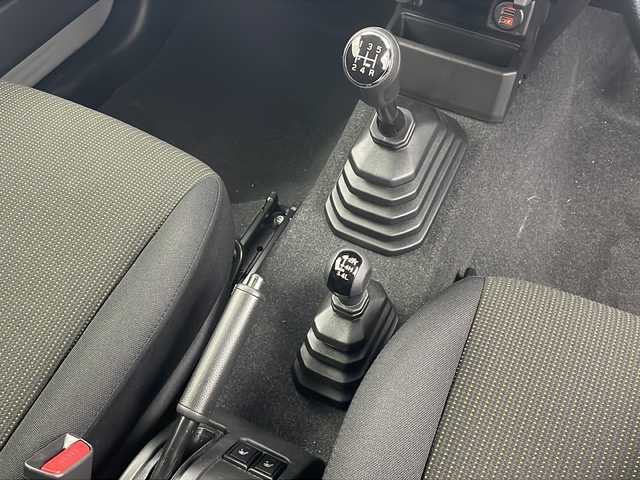 スズキ ジムニー XL 栃木県 2023(令5)年 2.6万km ミディアムグレー ワンオーナー/5MT/セーフティサポート/　デュアルカメラブレーキサポート/　ハイビームアシスト/　車線逸脱警報/　ふらつき警報/　先行車発進お知らせ/　標識認識/CDプレーヤー/ビルトインETC/シートヒーター(D/N席)/ハロゲンヘッドライト/フォグランプ/ドアバイザー/プッシュスタート/電動格納ドアミラー/スマートキー×2本/サイド+カーテンエアバッグ/保証書、取扱説明書付属