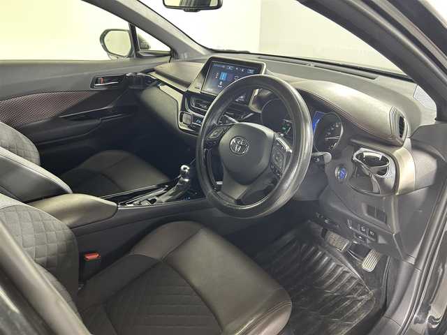 トヨタ Ｃ－ＨＲ G LEDエディション 佐賀県 2018(平30)年 3.6万km ブラックマイカ 純正メモリナビ（MS2T-Y66T）/（フルセグTV/Bluetooth/CD/DVD）/バックカメラ/クルーズコントロール/ブラインドスポットモニター/ビルトインETC/ドライブレコーダー/運転席助手席シートヒーター/電動パーキングブレーキ/オートホールド/コーナーセンサー/純正フロアマット/純正18インチアルミホイール