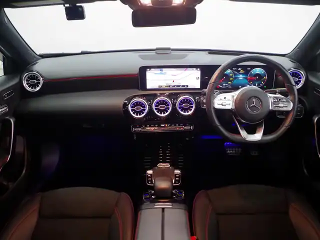 メルセデス・ベンツ Ａ２００ｄ AMGライン 兵庫県 2019(令1)年 4.1万km ポーラホワイト 登録時走行距離40235km/純正ナビ/フルセグTV/（AM.FM.BT)/全方位カメラ/ETC2.0 /前後ドライブレコーダー/衝突軽減ブレーキ/アクティブクルーズコントロール/シートヒーター（D+N席)/パワーシート（D+N席)/アンビエントライト/ドアバイザー/横滑り防止装置/カーテンエアバック/レーンキープアシスト/盗難防止装置/LEDヘッドライト/コーナーセンサー/純正フロアマット/18インチ純正AW/オートマチックハイビーム/USB入力端子/アイドリングストップ/パーキングアシスト