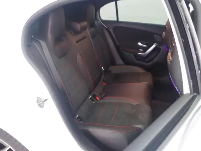 メルセデス・ベンツ Ａ２００ｄ AMGライン 兵庫県 2019(令1)年 4.1万km ポーラホワイト 登録時走行距離40235km/純正ナビ/フルセグTV/（AM.FM.BT)/全方位カメラ/ETC2.0 /前後ドライブレコーダー/衝突軽減ブレーキ/アクティブクルーズコントロール/シートヒーター（D+N席)/パワーシート（D+N席)/アンビエントライト/ドアバイザー/横滑り防止装置/カーテンエアバック/レーンキープアシスト/盗難防止装置/LEDヘッドライト/コーナーセンサー/純正フロアマット/18インチ純正AW/オートマチックハイビーム/USB入力端子/アイドリングストップ/パーキングアシスト