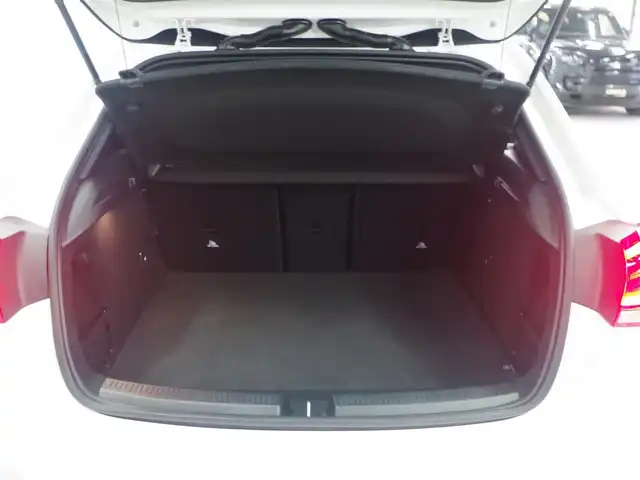 メルセデス・ベンツ Ａ２００ｄ AMGライン 兵庫県 2019(令1)年 4.1万km ポーラホワイト 登録時走行距離40235km/純正ナビ/フルセグTV/（AM.FM.BT)/全方位カメラ/ETC2.0 /前後ドライブレコーダー/衝突軽減ブレーキ/アクティブクルーズコントロール/シートヒーター（D+N席)/パワーシート（D+N席)/アンビエントライト/ドアバイザー/横滑り防止装置/カーテンエアバック/レーンキープアシスト/盗難防止装置/LEDヘッドライト/コーナーセンサー/純正フロアマット/18インチ純正AW/オートマチックハイビーム/USB入力端子/アイドリングストップ/パーキングアシスト