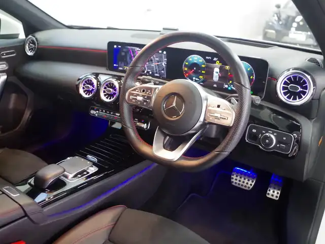 メルセデス・ベンツ Ａ２００ｄ AMGライン 兵庫県 2019(令1)年 4.1万km ポーラホワイト 登録時走行距離40235km/純正ナビ/フルセグTV/（AM.FM.BT)/全方位カメラ/ETC2.0 /前後ドライブレコーダー/衝突軽減ブレーキ/アクティブクルーズコントロール/シートヒーター（D+N席)/パワーシート（D+N席)/アンビエントライト/ドアバイザー/横滑り防止装置/カーテンエアバック/レーンキープアシスト/盗難防止装置/LEDヘッドライト/コーナーセンサー/純正フロアマット/18インチ純正AW/オートマチックハイビーム/USB入力端子/アイドリングストップ/パーキングアシスト