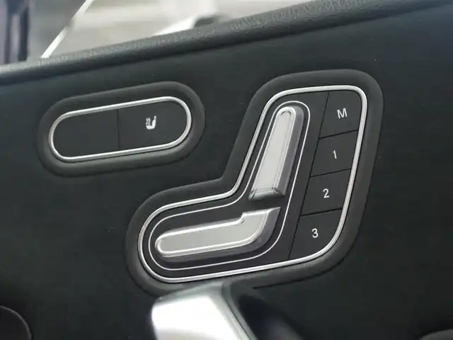 メルセデス・ベンツ Ａ２００ｄ AMGライン 兵庫県 2019(令1)年 4.1万km ポーラホワイト 登録時走行距離40235km/純正ナビ/フルセグTV/（AM.FM.BT)/全方位カメラ/ETC2.0 /前後ドライブレコーダー/衝突軽減ブレーキ/アクティブクルーズコントロール/シートヒーター（D+N席)/パワーシート（D+N席)/アンビエントライト/ドアバイザー/横滑り防止装置/カーテンエアバック/レーンキープアシスト/盗難防止装置/LEDヘッドライト/コーナーセンサー/純正フロアマット/18インチ純正AW/オートマチックハイビーム/USB入力端子/アイドリングストップ/パーキングアシスト