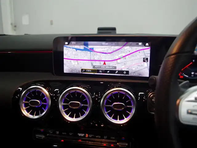 メルセデス・ベンツ Ａ２００ｄ AMGライン 兵庫県 2019(令1)年 4.1万km ポーラホワイト 登録時走行距離40235km/純正ナビ/フルセグTV/（AM.FM.BT)/全方位カメラ/ETC2.0 /前後ドライブレコーダー/衝突軽減ブレーキ/アクティブクルーズコントロール/シートヒーター（D+N席)/パワーシート（D+N席)/アンビエントライト/ドアバイザー/横滑り防止装置/カーテンエアバック/レーンキープアシスト/盗難防止装置/LEDヘッドライト/コーナーセンサー/純正フロアマット/18インチ純正AW/オートマチックハイビーム/USB入力端子/アイドリングストップ/パーキングアシスト