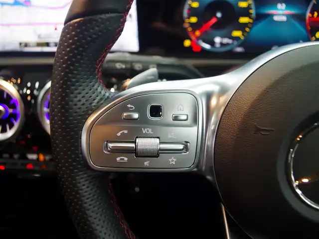 メルセデス・ベンツ Ａ２００ｄ AMGライン 兵庫県 2019(令1)年 4.1万km ポーラホワイト 登録時走行距離40235km/純正ナビ/フルセグTV/（AM.FM.BT)/全方位カメラ/ETC2.0 /前後ドライブレコーダー/衝突軽減ブレーキ/アクティブクルーズコントロール/シートヒーター（D+N席)/パワーシート（D+N席)/アンビエントライト/ドアバイザー/横滑り防止装置/カーテンエアバック/レーンキープアシスト/盗難防止装置/LEDヘッドライト/コーナーセンサー/純正フロアマット/18インチ純正AW/オートマチックハイビーム/USB入力端子/アイドリングストップ/パーキングアシスト