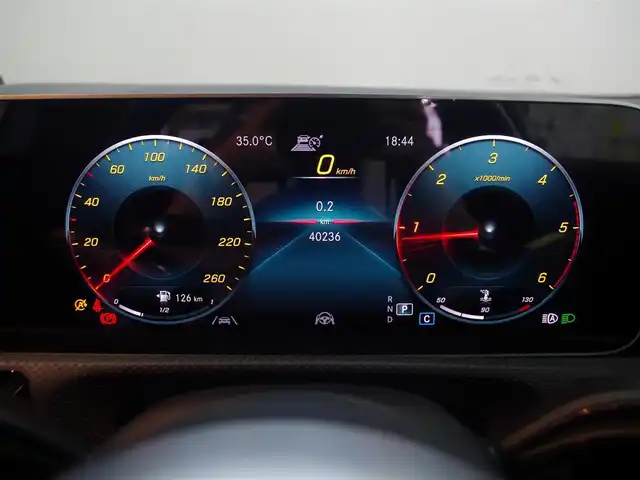 メルセデス・ベンツ Ａ２００ｄ AMGライン 兵庫県 2019(令1)年 4.1万km ポーラホワイト 登録時走行距離40235km/純正ナビ/フルセグTV/（AM.FM.BT)/全方位カメラ/ETC2.0 /前後ドライブレコーダー/衝突軽減ブレーキ/アクティブクルーズコントロール/シートヒーター（D+N席)/パワーシート（D+N席)/アンビエントライト/ドアバイザー/横滑り防止装置/カーテンエアバック/レーンキープアシスト/盗難防止装置/LEDヘッドライト/コーナーセンサー/純正フロアマット/18インチ純正AW/オートマチックハイビーム/USB入力端子/アイドリングストップ/パーキングアシスト