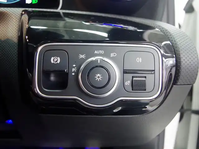 メルセデス・ベンツ Ａ２００ｄ AMGライン 兵庫県 2019(令1)年 4.1万km ポーラホワイト 登録時走行距離40235km/純正ナビ/フルセグTV/（AM.FM.BT)/全方位カメラ/ETC2.0 /前後ドライブレコーダー/衝突軽減ブレーキ/アクティブクルーズコントロール/シートヒーター（D+N席)/パワーシート（D+N席)/アンビエントライト/ドアバイザー/横滑り防止装置/カーテンエアバック/レーンキープアシスト/盗難防止装置/LEDヘッドライト/コーナーセンサー/純正フロアマット/18インチ純正AW/オートマチックハイビーム/USB入力端子/アイドリングストップ/パーキングアシスト